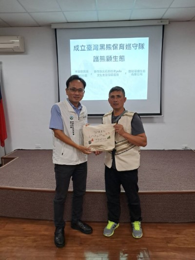 新竹分署林祕書宜羣授證予養老協會代表。（林業保育署新竹分署提供）