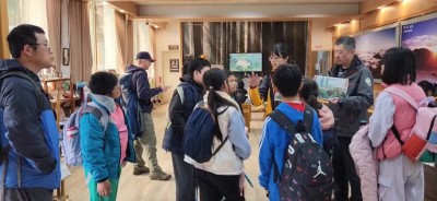 林業保育署嘉義分署於阿里山國家森林遊樂區旅客服務中心向小遊客進行黑熊保育宣導
