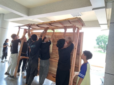 6.公佈欄小學生與大學生共同製作