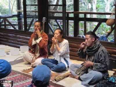 音樂家於森林小舖演奏原始質樸的樂器(森林小舖提供)