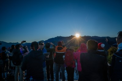 除了觀星外，還有機會看到太陽自玉山山頭升起