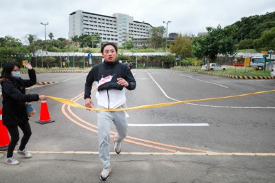 考生負重跑走測驗最快成績男生為7分50秒(林業保育署新竹分署提供)