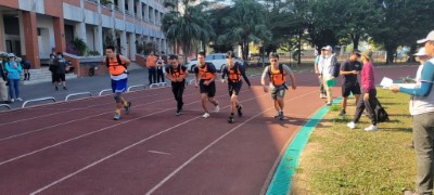 山林工作需具備足夠體能，考生背負20公斤沙包跑走1500公尺
