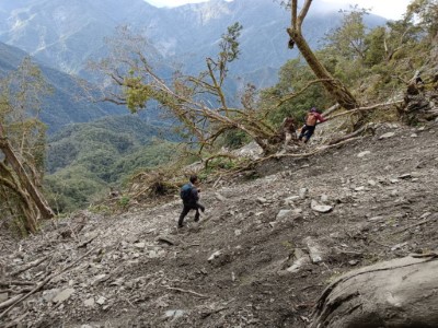 搜索隊伍於危險崩塌地形行進畫面