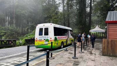 優惠券可使用於阿里山遊園車祝山線來回票折抵50元，接駁民眾往返園區內不同景點