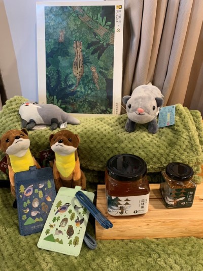 阿里山旅客服務中心販售多種文創商品及林下良品伴手禮，優惠券折抵讓遊客更易入手，將專屬阿里山的回憶帶回家