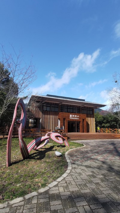 拉拉山國家森林遊樂區「與森林共舞」作品與自然融合（林業保育署新竹分署提供）