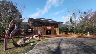 拉拉山國家森林遊樂區遊客中心前「與森林共舞」作品（林業保育署新竹分署提供）