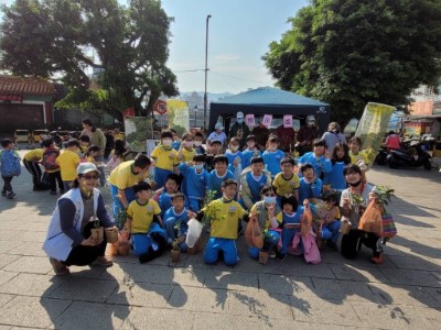 三峽工作站與三峽消防分隊、清水祖師廟等單位合作在三峽清水祖師前廣場共同辦理植樹月贈苗活動(照片提供林業保育署新竹分署)