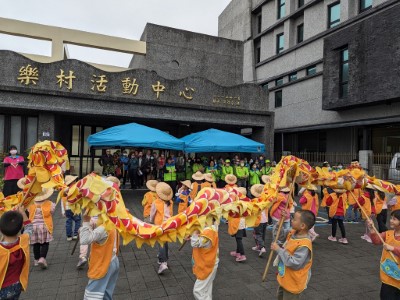 林業及自然保育署花蓮分署6日在新城鄉康樂村活動中心舉辧贈苗及植樹活動，新城鄉立幼稚園的小朋友活力滿滿，賣力表演舞龍舞獅。