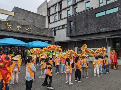 林業及自然保育署花蓮分署6日在新城鄉康樂村活動中心舉辧贈苗及植樹活動，新城鄉立幼稚園的小朋友活力滿滿，賣力表演舞龍舞獅。