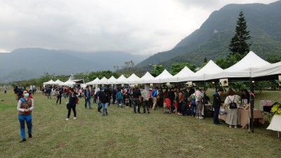 「一起集點樹」花蓮縣區域植樹活動「森市集x希柏市集」，吸引近千名鄉親走出戶外，一起植樹、護樹、贈苗、移除銀合歡及逛市集。