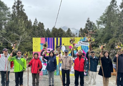 與會貴賓以花卉權杖敲響大地，象徵2024阿里山花季正式展開