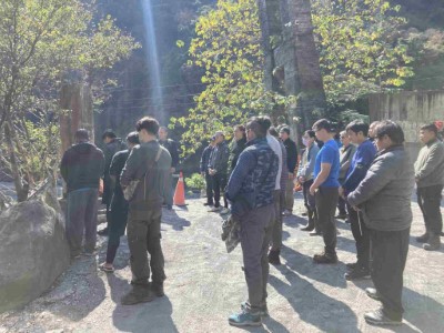 與部落族人進入七彩湖前祈福