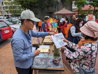 林業宣導攤位以防範森林火災及保育野生動物進行有奬徵答。(林業保育署新竹分署提供)