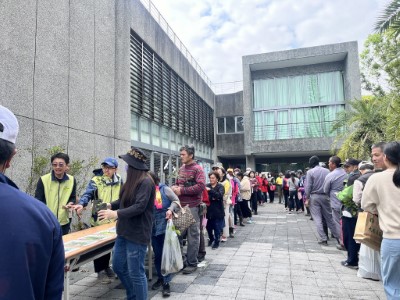 民眾排隊兌領苗木