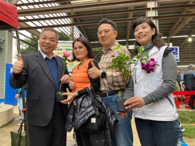 新竹縣政府陳見賢副縣長及新竹分署夏榮生分署長共同贈苗(照片提供新竹分署)