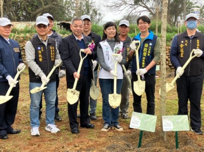 林業及自然保育署新竹分署、新竹縣政府、新豐鄉長及在地立委、議員共同種下光臘樹(照片提供新竹分署)