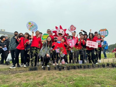 竹北遠百參與企業植樹(照片提供新竹分署)
