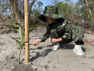 小小朋友也一起植樹