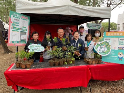林業保育署嘉義分署3月30、31日於嘉義縣政府前廣場、嘉義市北香湖公園廣場辦理2場次公益贈苗
