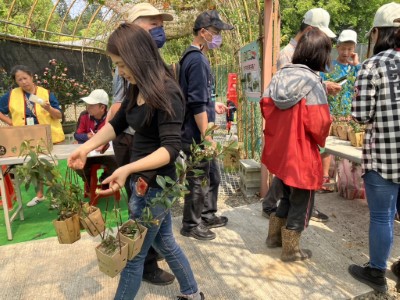 開心領取樹苗的民眾(林業保育署新竹分署提供)