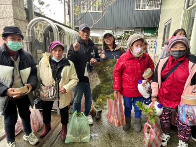 大溪站同仁與領取樹苗的長興里民合影(林業保育署新竹分署提供)