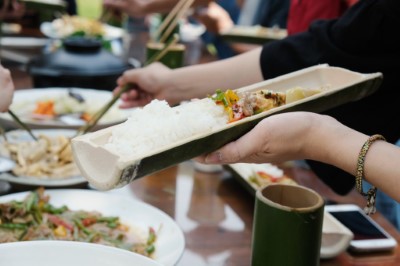 自製竹食器用餐(桂竹協會提供)