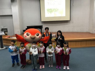 林業保育署嘉義分署致贈光碟書籍給嘉北國小，作為學童認識嘉義木都林業發展的教材