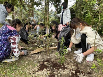 學生親手種下烏來杜鵑(林業保育署新竹分署提供)