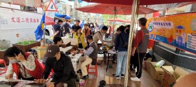 林業及自然保育署花蓮分署與警察廣播電台花蓮分臺合作舉辦捐血兌領苗木活動，民眾參與踴躍。