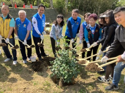 苗栗縣鍾東錦縣長、新竹分署夏榮生分署長、立法委員邱鎮軍委員、苗栗縣公館鄉何在鑫鄉長等貴賓共同植樹(新竹分署提供)