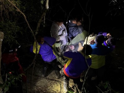 永康棲地巡守隊協助搬運永康黑熊下山