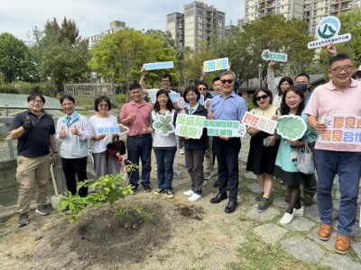 公公、公私協力以行動守護臺灣原生植物多樣性!(林業保育署新竹分署提供)