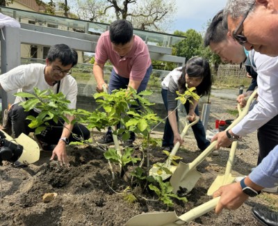 共同種下3棵槲櫟，以行動守護臺灣原生植物多樣性。(林業保育署新竹分署提供)