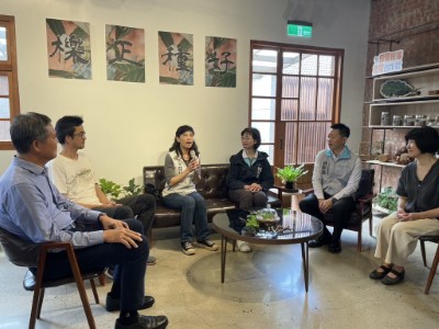 新竹分署夏榮生分署長(左三)針對槲櫟保育復育現況、階段性成果以及未來推廣應用方式與各方單位交流。(林業保育署新竹分署提供)