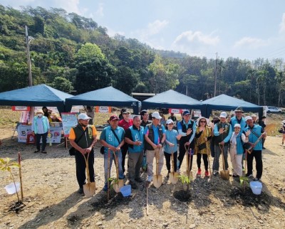 泰武鄉公所、屏東縣政府消防局第二大隊泰武分隊、武潭國小佳平分校師生、在地社區民眾與林業及自然保育署屏東分署共同種下台灣原生種苗木