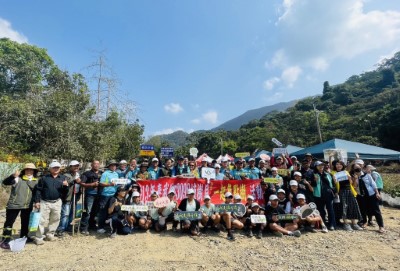 泰武鄉公所、屏東縣政府消防局第二大隊泰武分隊、武潭國小佳平分校師生、在地社區民眾與林業及自然及保育署屏東分署等活動參與人員植樹後合影