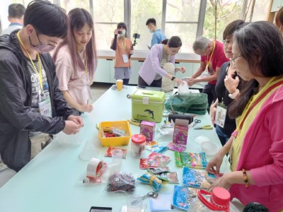 圖2水域生態調查實作體驗-學員體驗誘集餌料的調配與籠具的配置