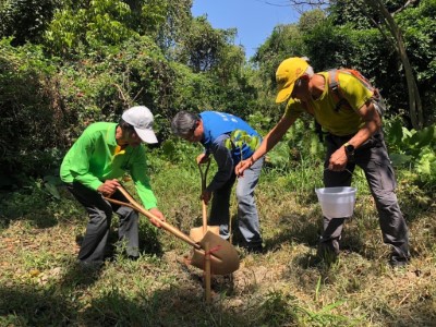 (由左至右)建功社區發展協會理事長張慶輝、議員李世淦、台灣藍色東港溪保育協會理事長