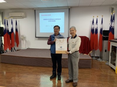 林業及自然保育署新竹分署劉忠憲副分署長代表機關與張錦川講座進行交流並合影(林業保育署新竹分署提供)