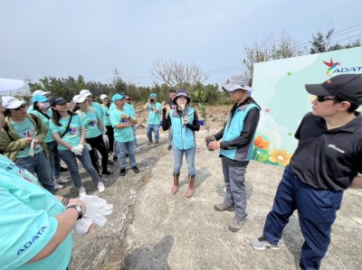 同仁介紹樹種特徵及說明植樹步驟