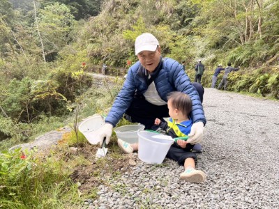 05.小小孩也參與種樹活動