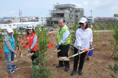 (由右至左)林業及自然保育署屏東分署分署長楊瑞芬、澎湖縣長陳光復、行政院南部聯合服務中心陳慧玲副執行長、澎湖縣議員呂黃春金共同植樹