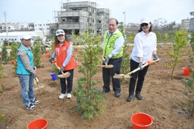 (由右至左)林業及自然保育署屏東分署分署長楊瑞芬、澎湖縣長陳光復、行政院南部聯合服務中心陳慧玲副執行長、澎湖縣議員呂黃春金共同植樹
