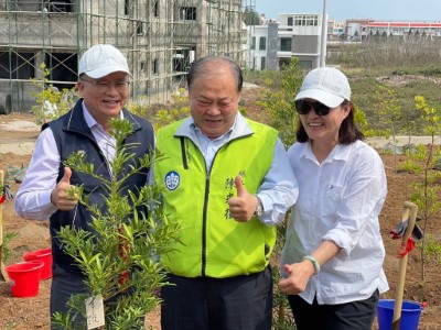 澎湖縣長陳光復(中)、林業及自然保育署屏東分署分署長楊瑞芬(右)、農漁局陳高樑局長共同植樹