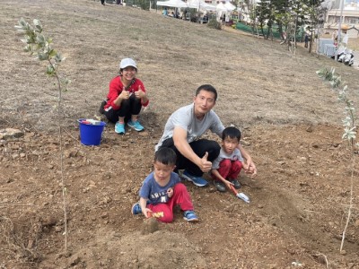 許姓夫妻民眾帶著雙胞胎兒子ㄧ起集點樹