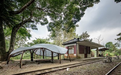 探訪梨園寮車站及竹構作品《螢河月台》(原間攝影工作室提供)