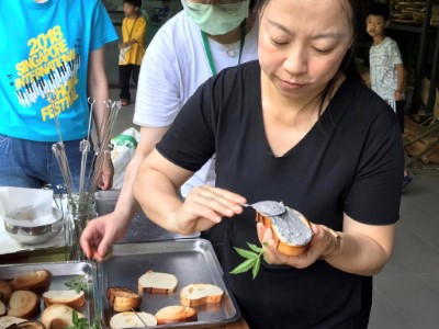 昆蟲抹醬再搭配麵包，美味程度讓學員驚豔