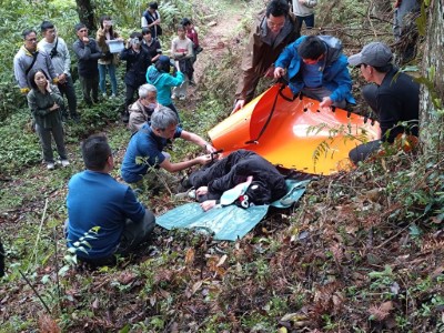 圖2、新竹分署工作站同仁操作臺灣黑熊救傷運送流程（林業保育署新竹分署提供）